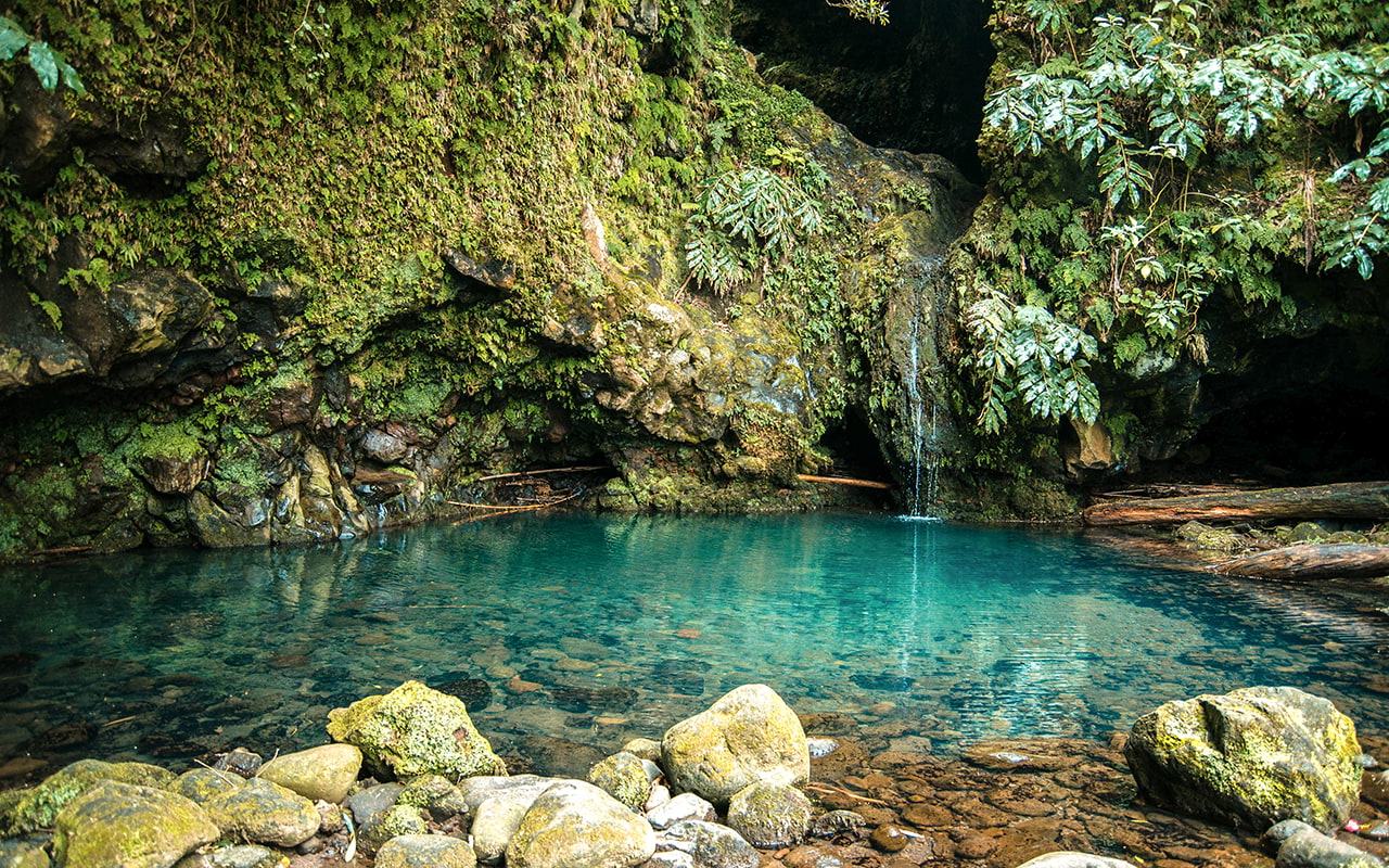 Poço Azul, ein azurblauer See Sao Miguel Azoreninsel