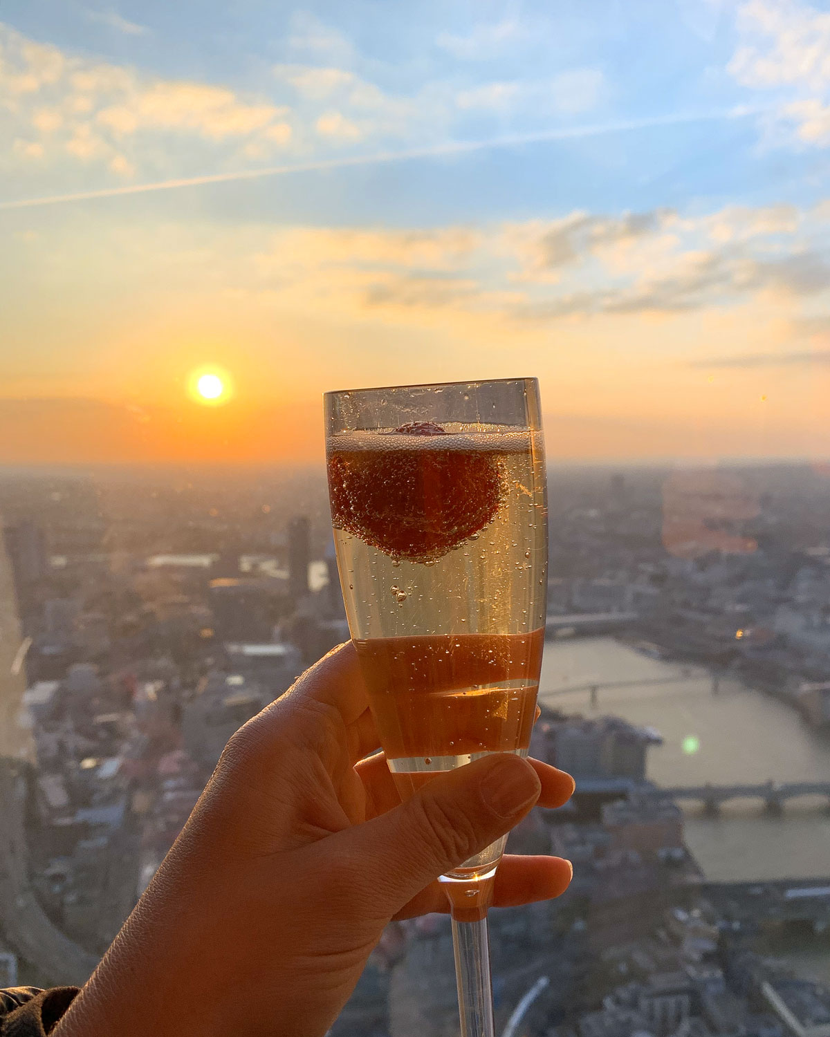 Ein Drink zum Sonnenuntergang vom The Shard Gebäude bei bester Aussicht auf London