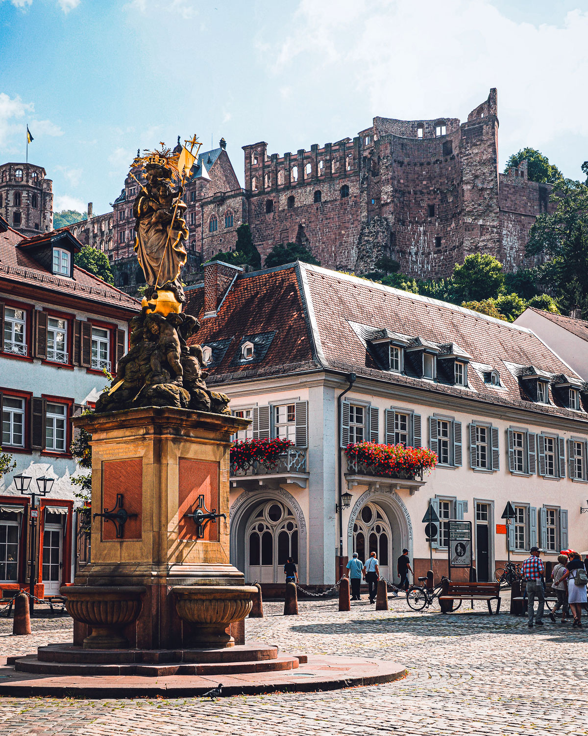 Der schönste Platz in Heidelberg: Kornmarkt mit Schloss im Hintergrund