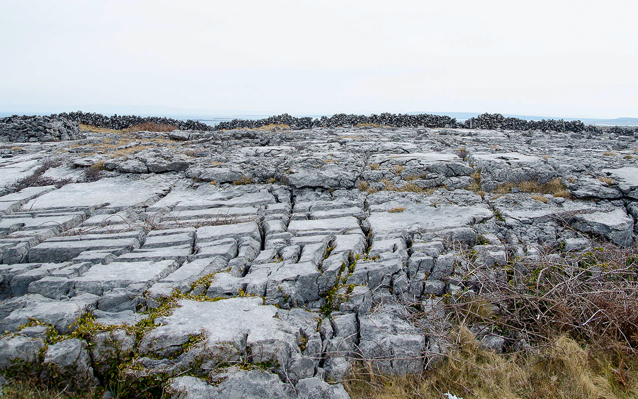 Steine auf Irishmore (Aran Inseln) in Irland.