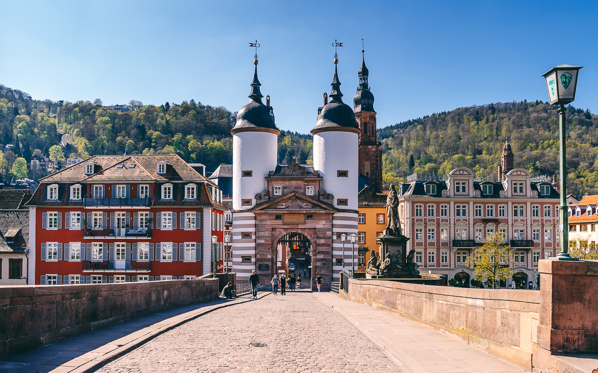 Brückentor zur Altstadt von der Alten Brücke in Heidelberg.