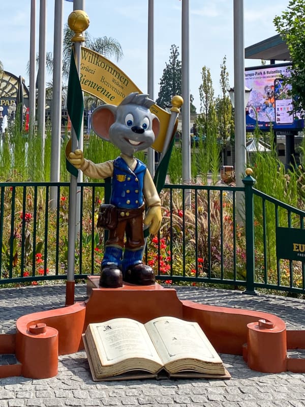 Eurpapark Maskottchen Ed Euromaus begrüßt die Besucher gleich am Eingang