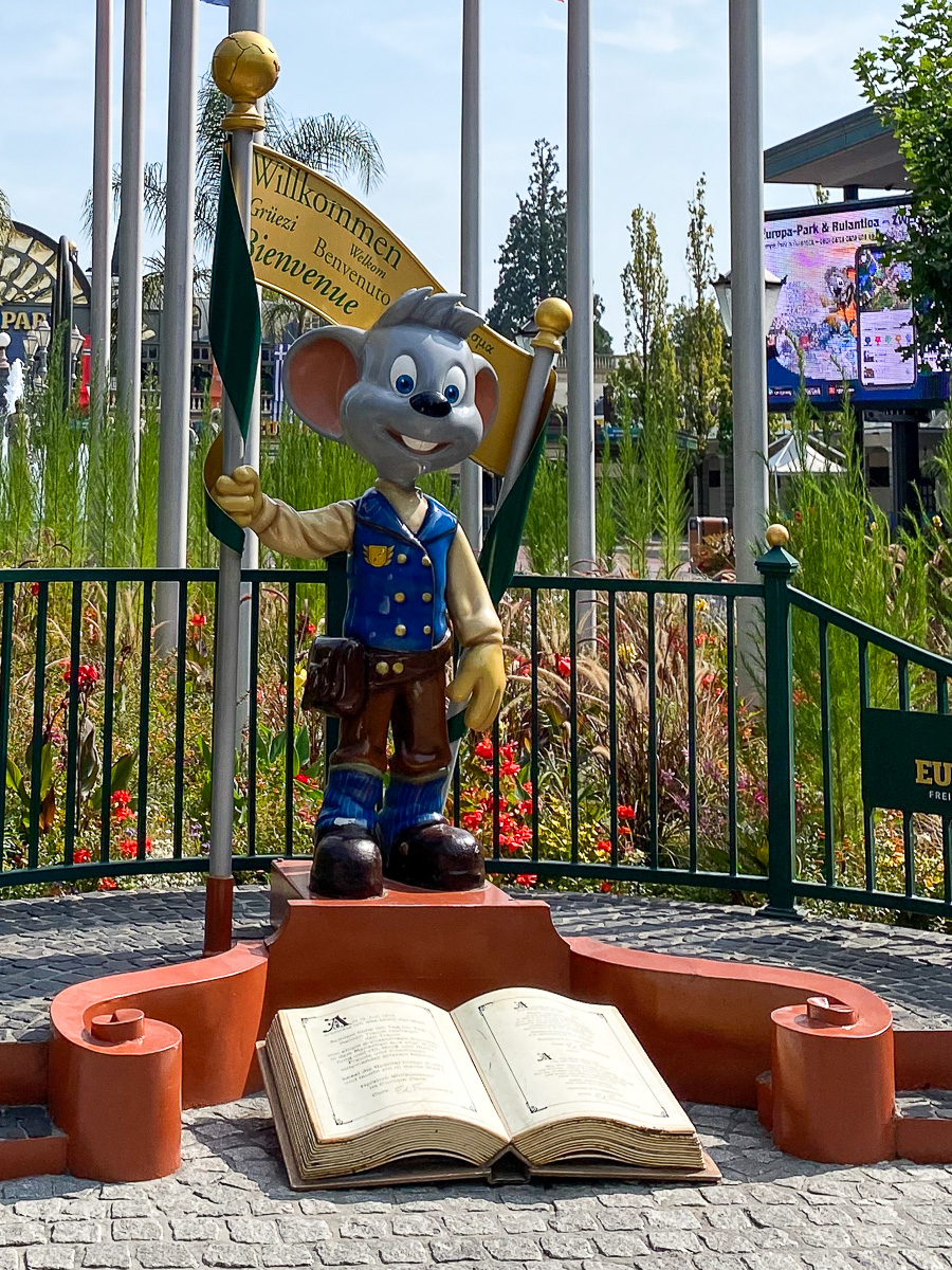Eurpapark Maskottchen Ed Euromaus begrüßt die Besucher gleich am Eingang