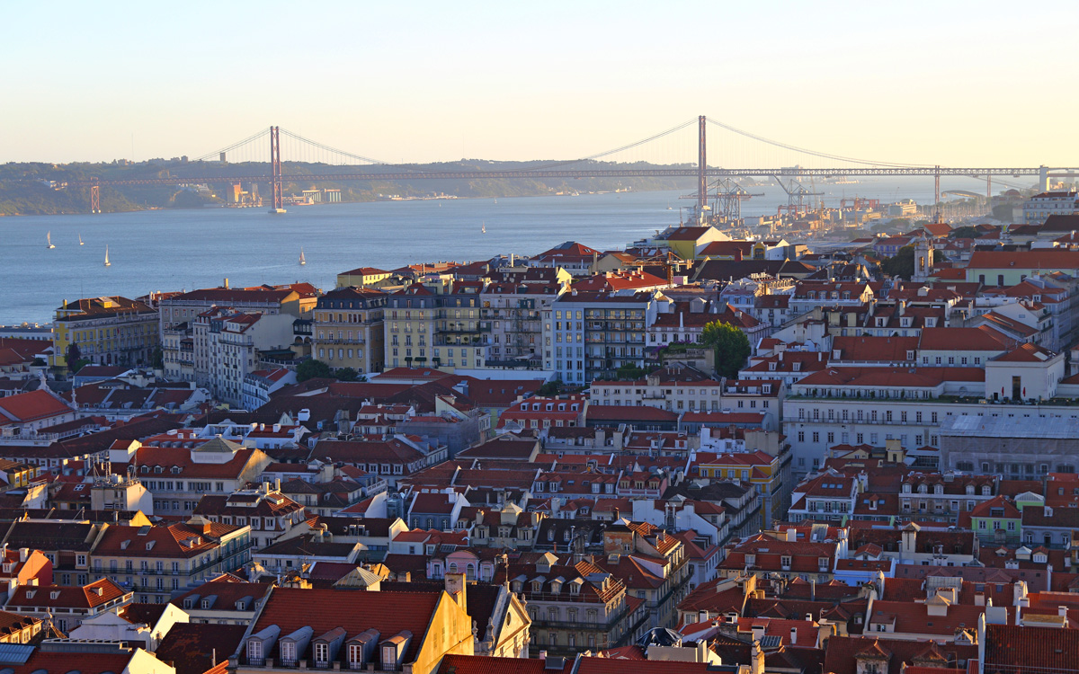 Ausblick von Alfama auf Lissabon, Tejo und die Brücke