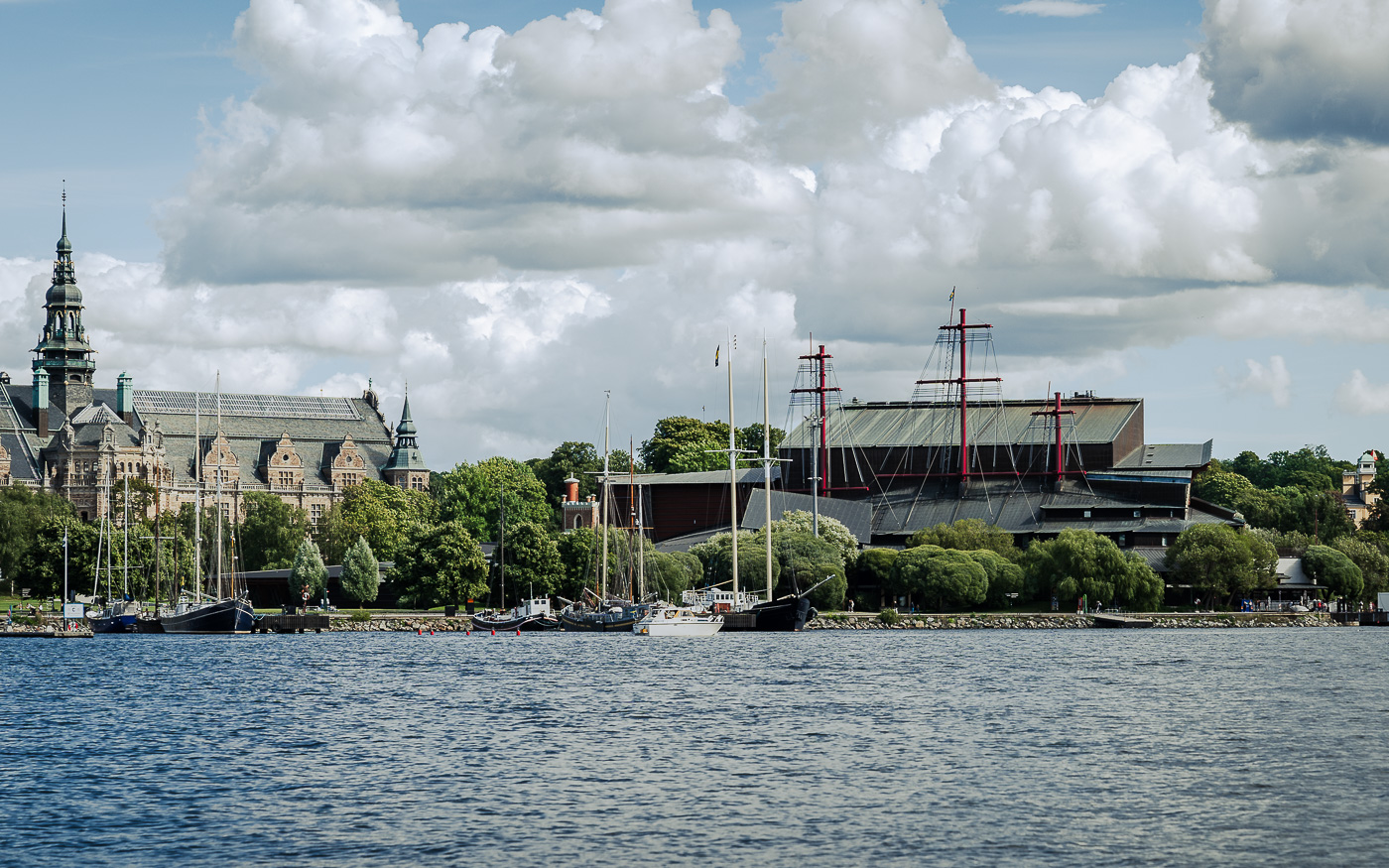 Djurgarden vom Wasser aus gesehen bei einer Rundfahrt mit dem Boot