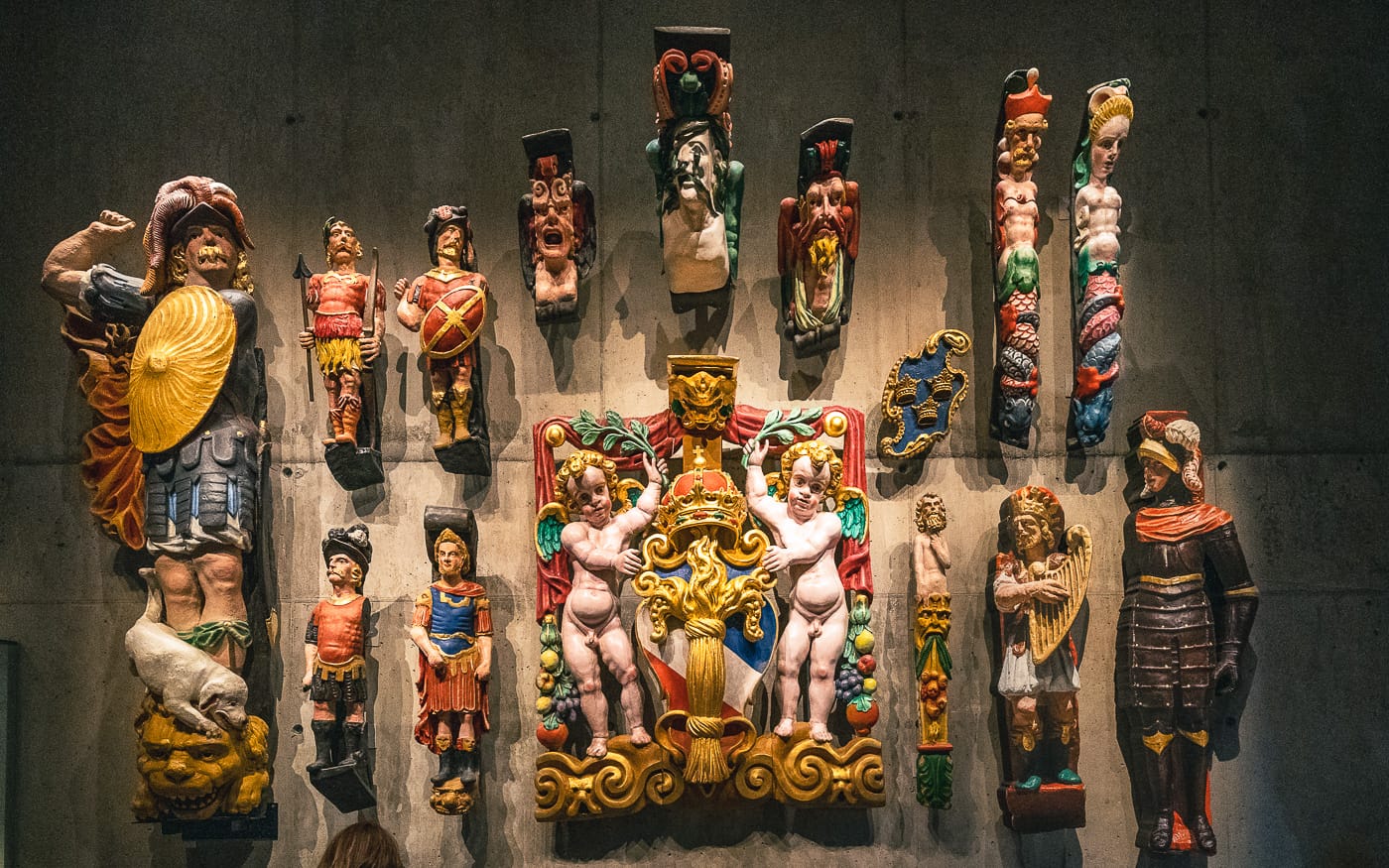 Geschnitzte Figuren, die einst die Vasa zierten
