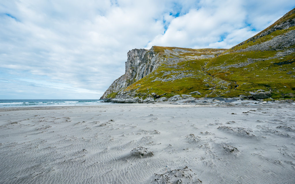 Gipfel des Ryten am Kvalvika Beach. Sieht auf dem Foto nicht so steil aus, wie es in der Realität ist. 
