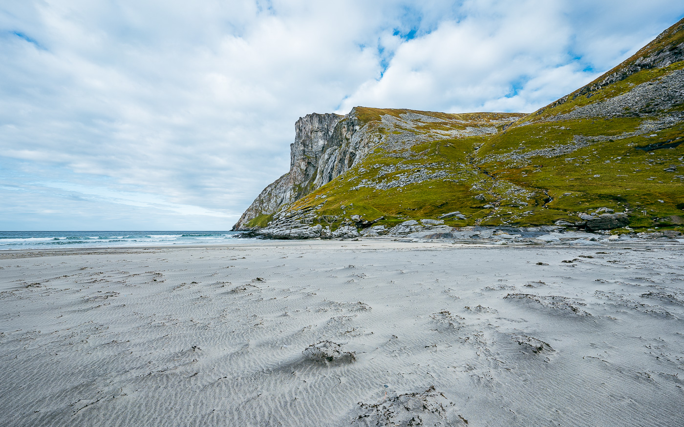 Gipfel des Ryten am Kvalvika Beach. Sieht auf dem Foto nicht so steil aus, wie es in der Realität ist.