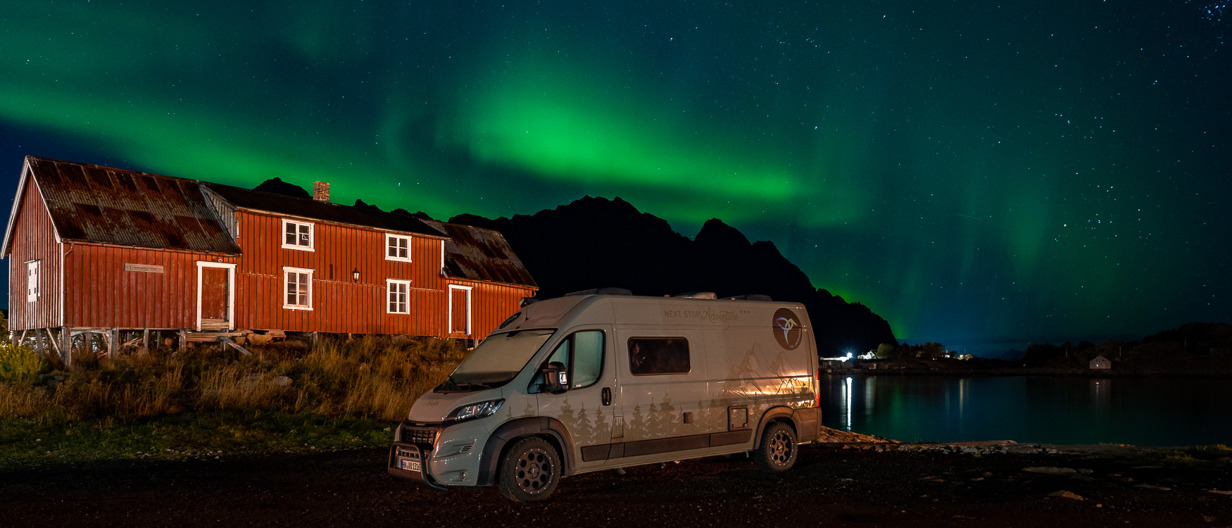 Nordlichter hinter meinem Campervan auf den Lofoten im September.