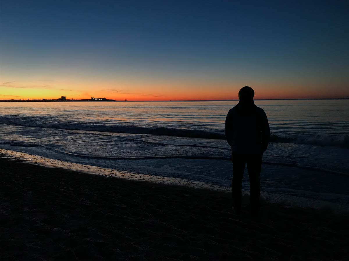 Ostsee im Winter: Blick auf Warnemünde und Hohe Düne bei Rostock