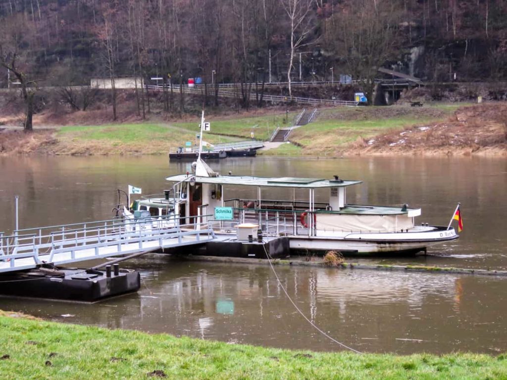 Mit der Fähre kommst Du schnell über die Elbe