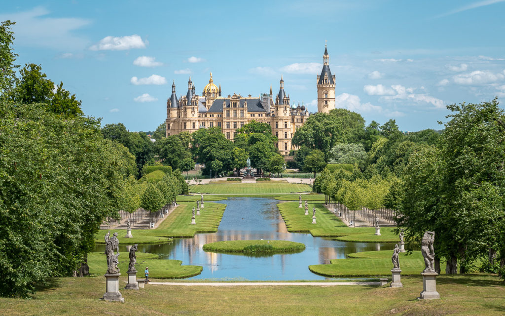 Die schönste Sehenswürdigkeit in Schwerin: Das Schloss. Schwerin ist eine der schönsten Städte in Deutschland.