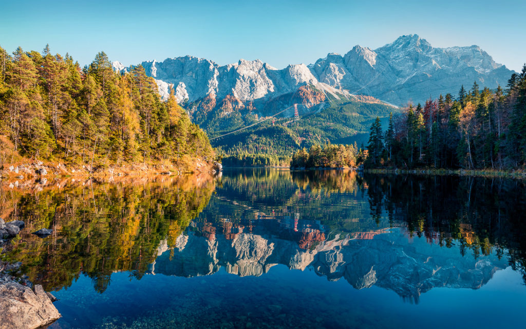 Das bekannte Fotomotiv des Eibsee mit dem Zugspitz-Panorama im Hintergrund