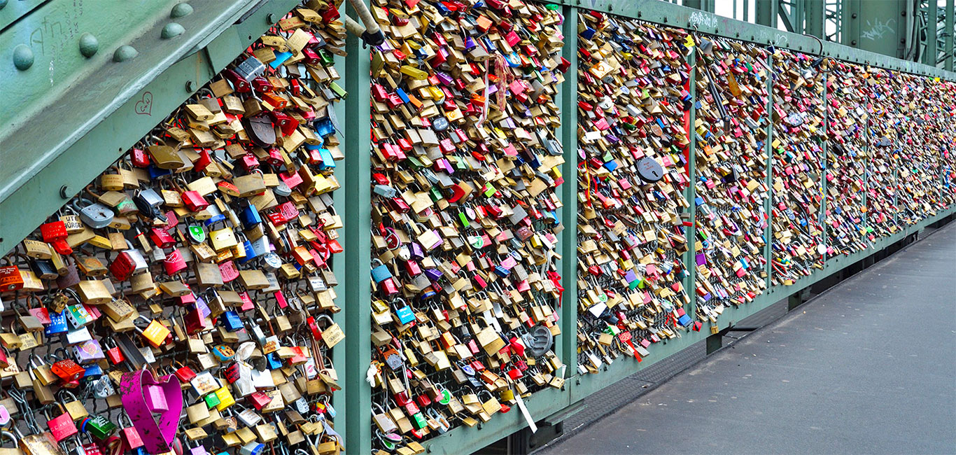 Liebesschlösser in Köln an der Hohenzollernbrücke.