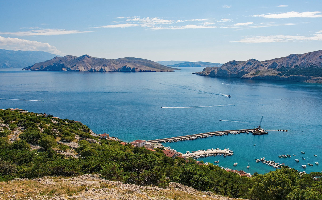 Aussicht auf die Bucht von Baska im Süden der Insel Krk, im Westen Kroatiens
