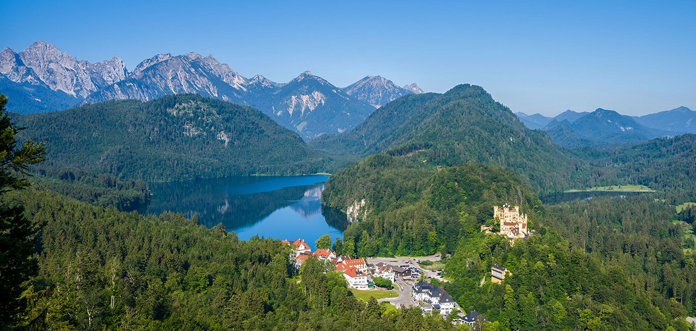 Bester Blick auf Schloss Hohenschwangau: Vom Tegelberg bei Füssen im Allgäu.