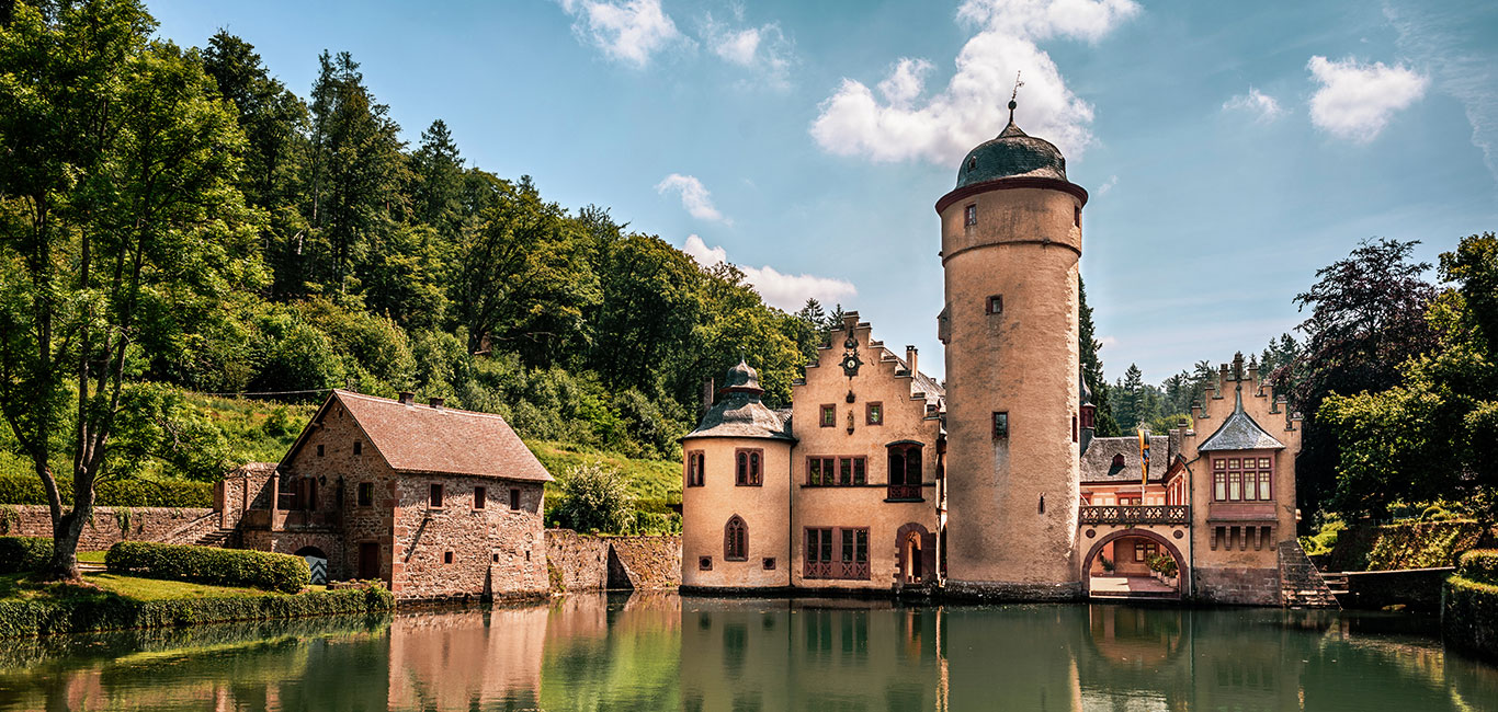 Schloss Mespelbrunn ist ein Wasserschloss und eines der schönsten Schlösser in Deutschland