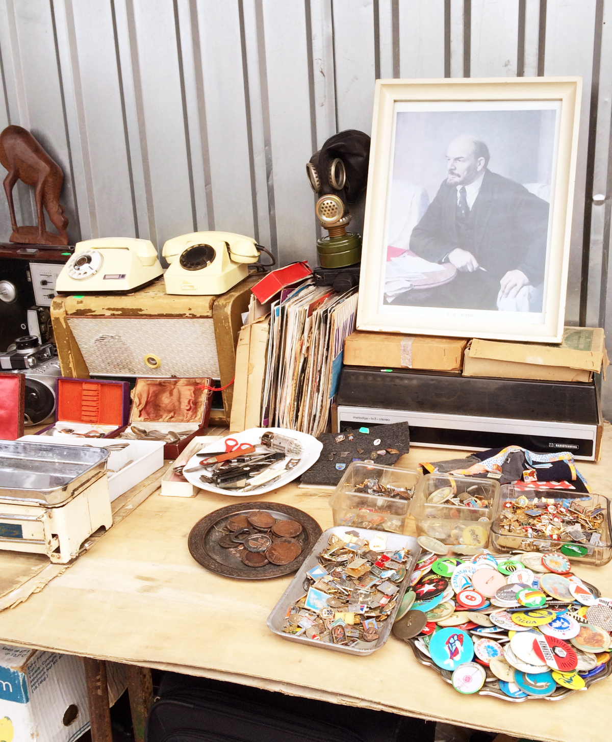 Bizarre Souvenirs auf dem Jaama-Turg-Markt