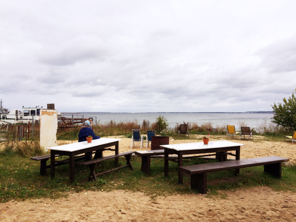 Café im Patarei Gefängnis an der Ostsee