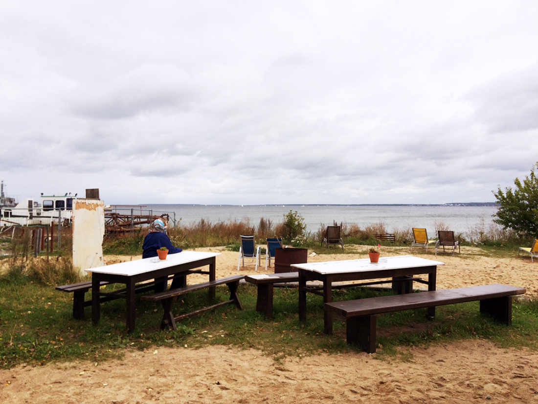 Café im Patarei Gefängnis an der Ostsee