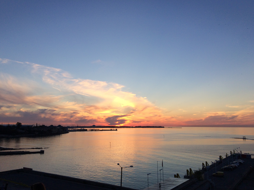 Sonnenuntergang auf der Linnahall