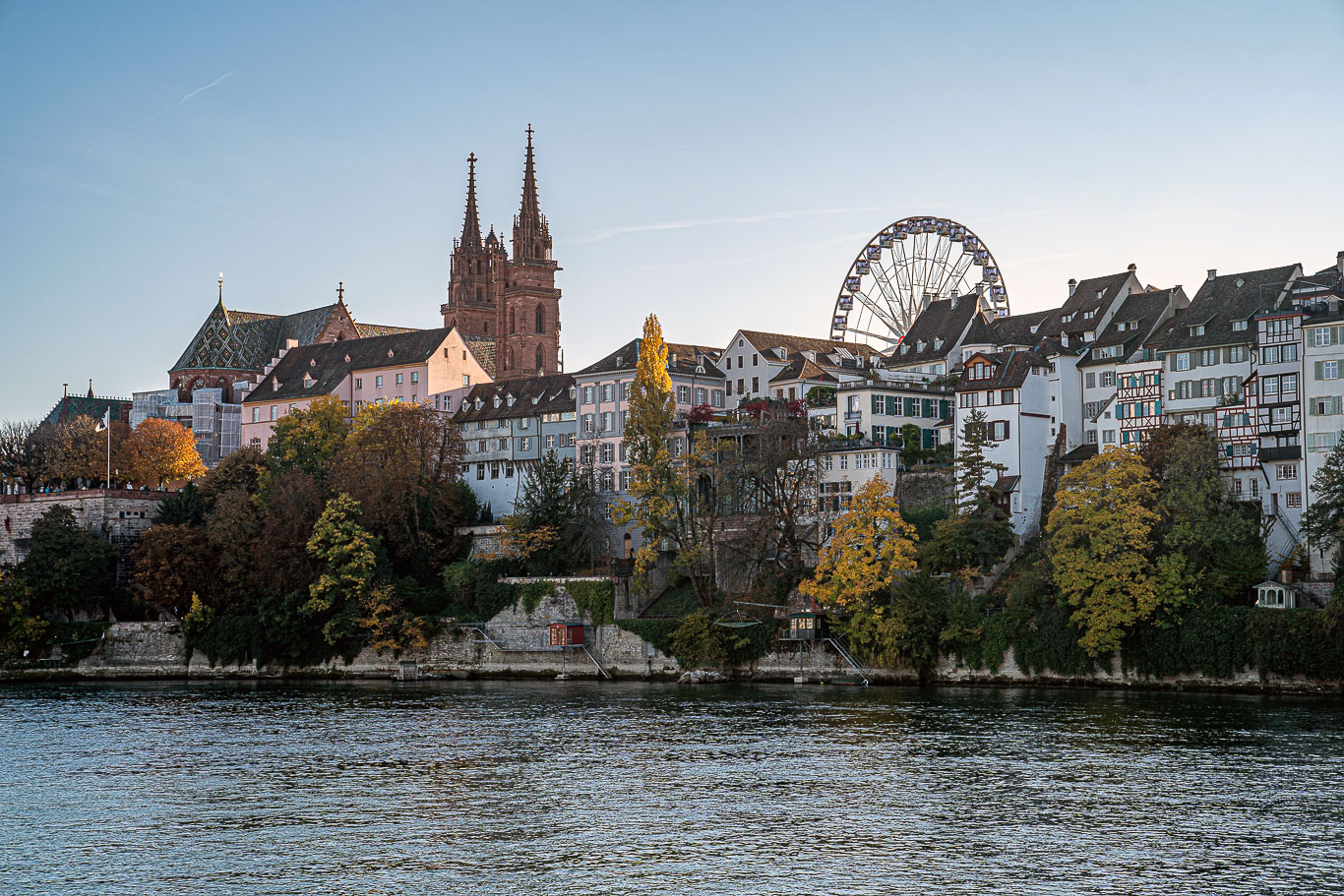 Basler Münster und Riesenrad der Herbstmesse vom Rheinufer in Kleinbasel aus gesehen.