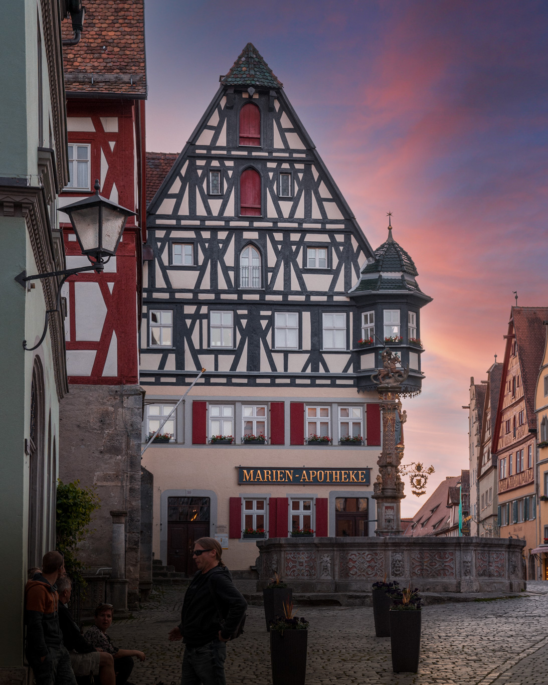 Marien-Apotheke und den Georgsbrunnen in Rothenburg