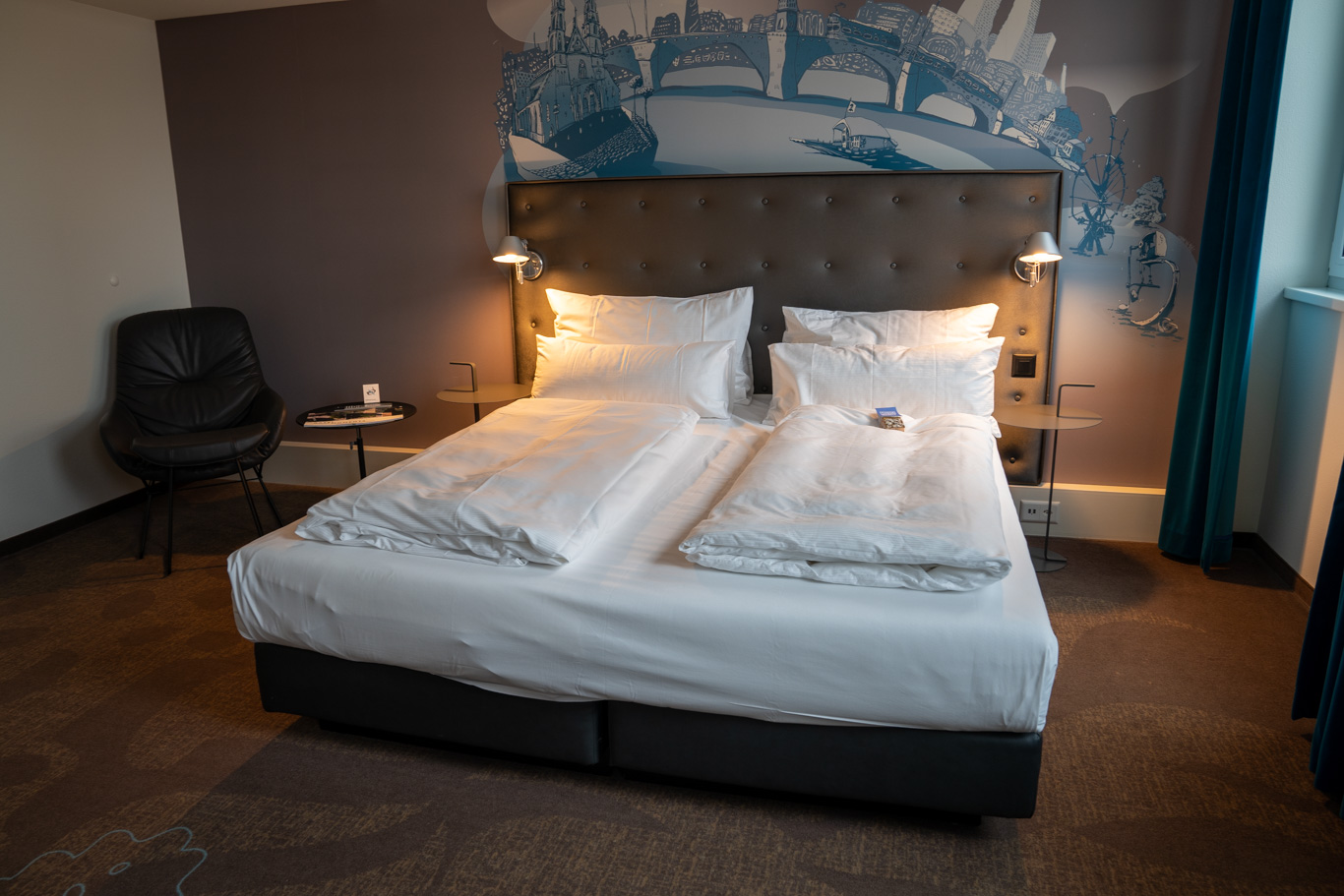 Unser großes Zimmer im Motel One Basel Barfüsserplatz
