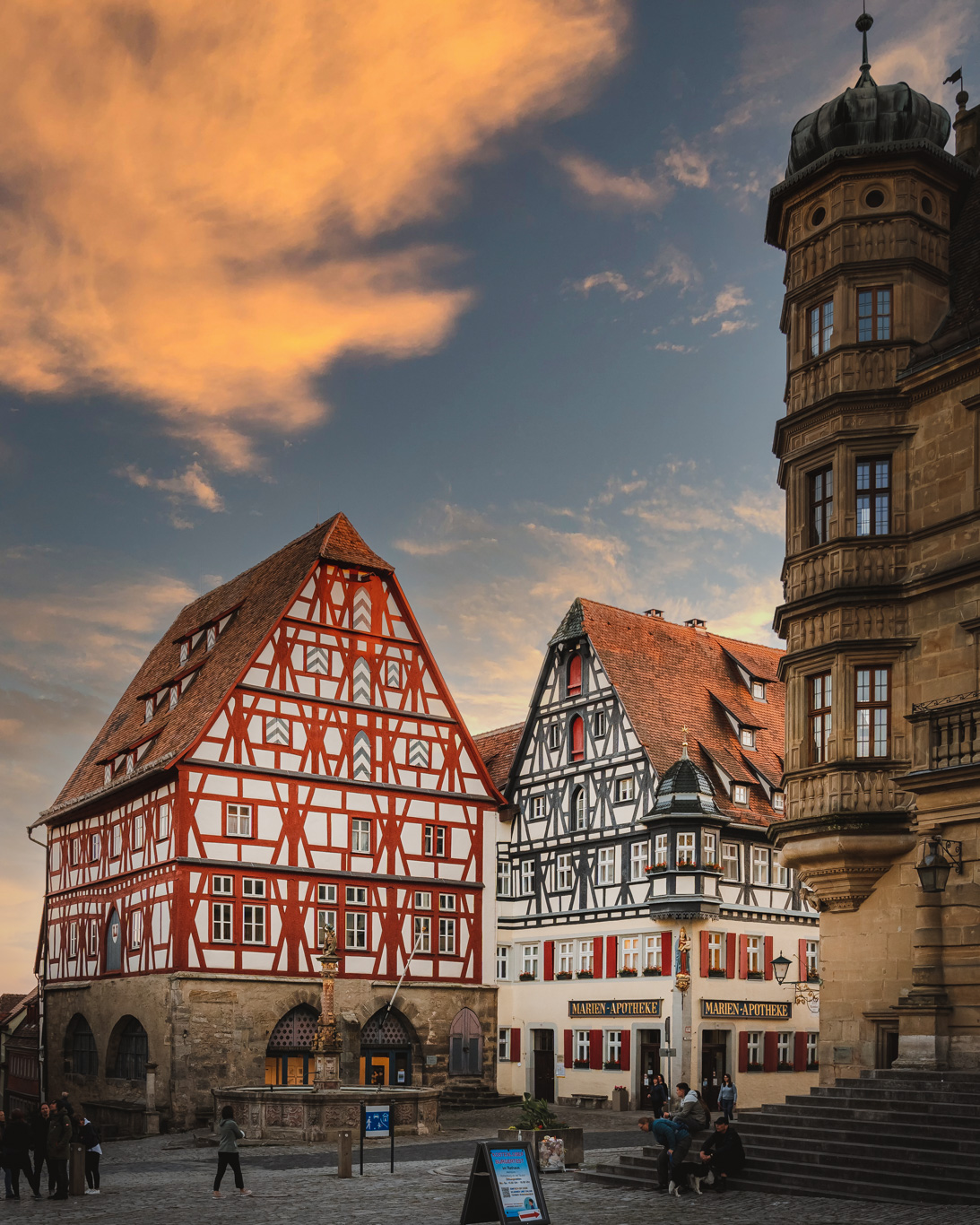 Fleischhaus und Marien-Apotheke am Georgsbrunnen in Rothenburg