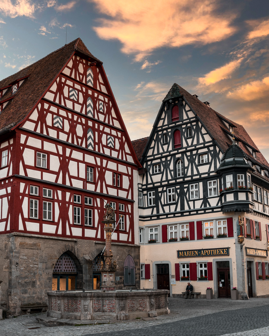 Tanz- und Fleischhaus, sowie die Marien-Apotheke und den Georgsbrunnen am Martkplatz in Rothenburg ob der Tauber
