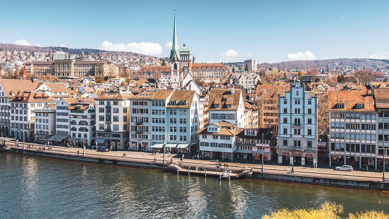 Aussicht vom Lindenhof in Zürich auf Limmat.