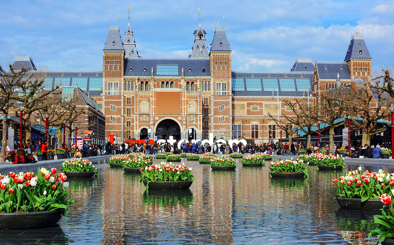 Rijksmuseum - das Nationalmuseum in Amsterdam im April mit Tulpen