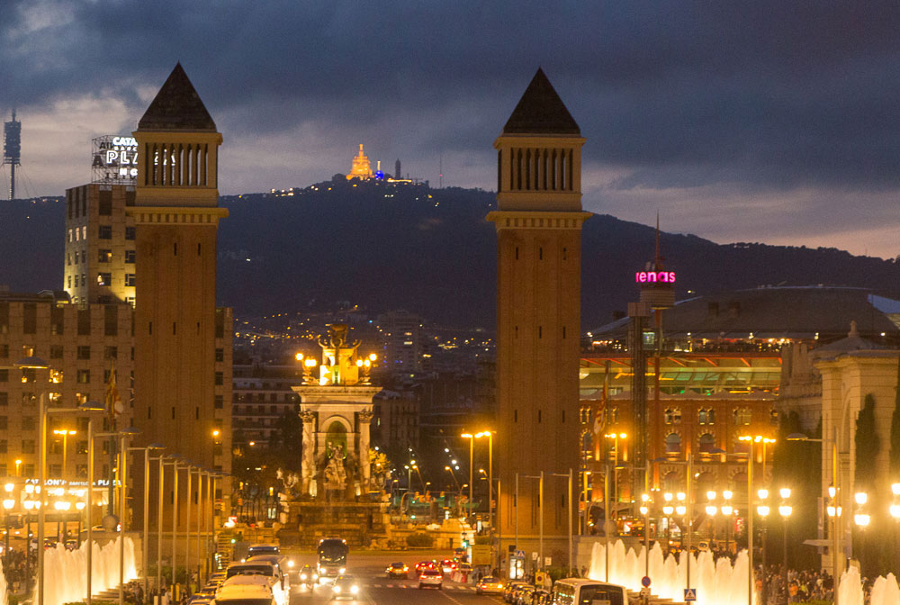 Ausblick aus Höhe des Font Màgica auf den Tibidabo