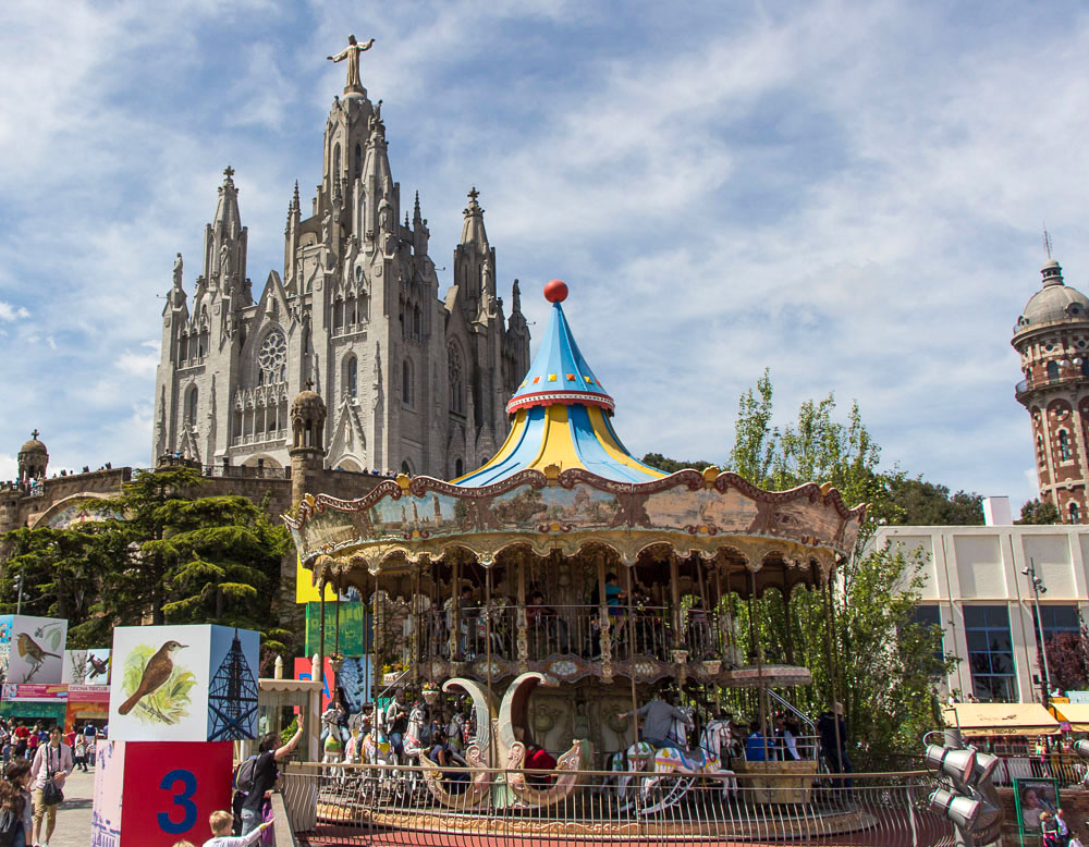 Aussicht von der Aussichtsplattform auf dem Tibidabo auf das alte Kinderkarussell und die Kirche Sagrat Cor
