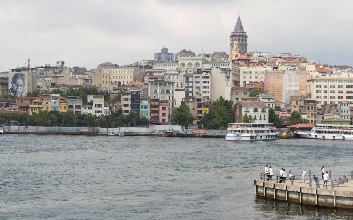 Galata Turm in Istanbul von der Galata Brücke aus gesehen