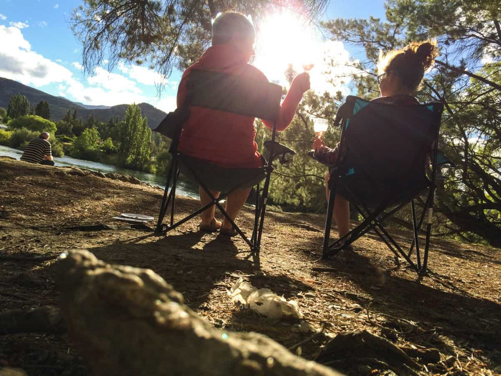 Auf Campingstühlen am Wasser in Albertown