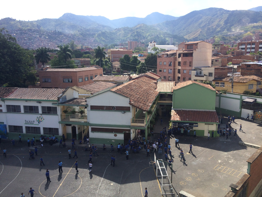 Schulhof in der Comuna 13