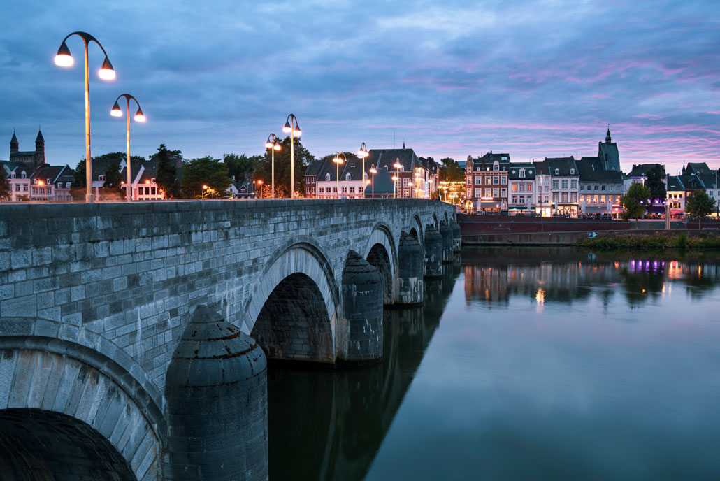 Die schönste Aussicht auf die Promenade Maastrichts hast du von der St. Servatius Brücke – ein Top Highlight für mich.