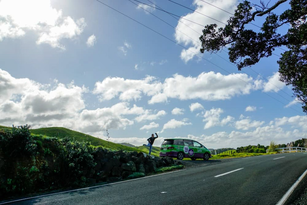 Campervan neben der Straße in Neuseeland