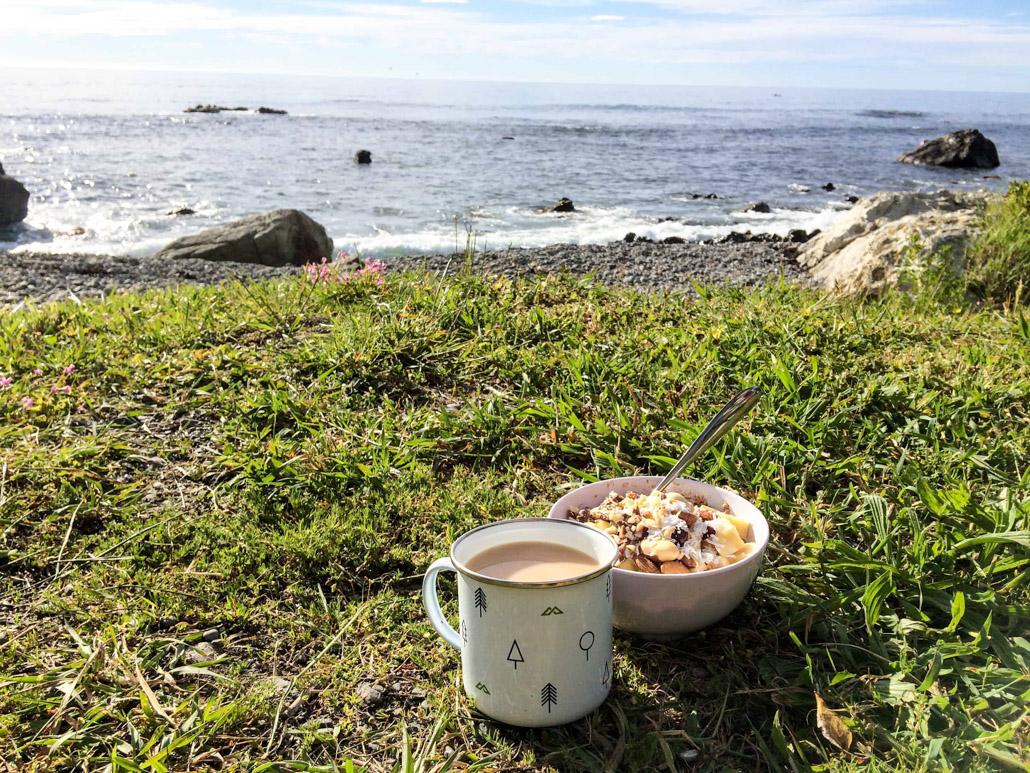 Frühstück am Wasser mit Kaffee und Porridge