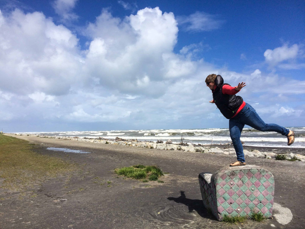 Flugzeug-Pose am Strand von Neuseeland