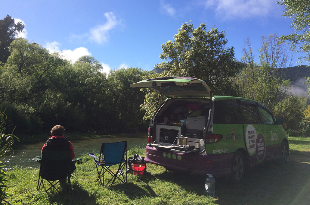 Camper-Fruehstueck mitten in der Natur