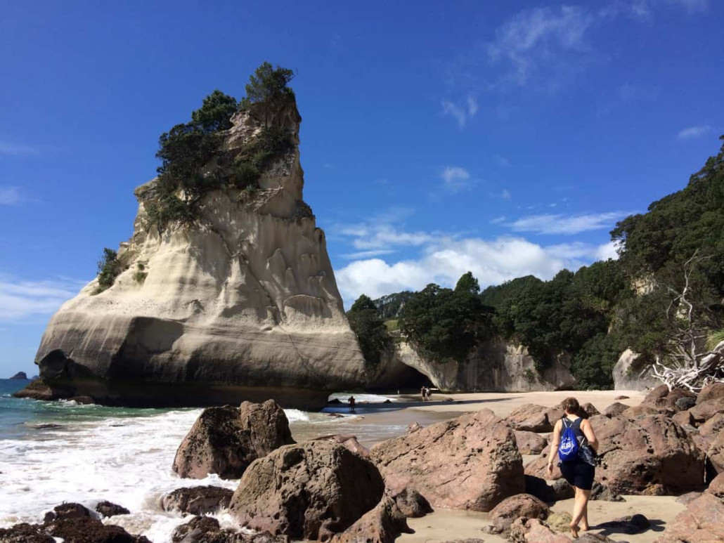 Steinformationen bei Mein persönliches Highlight war der New Chums Beach, den uns unser Campingplatz-Besitzer empfahl. Von Whangapoua aus gelangst über den Strand und eine steinige Wanderung zu diesem einsamen, herrlichen Strand.
