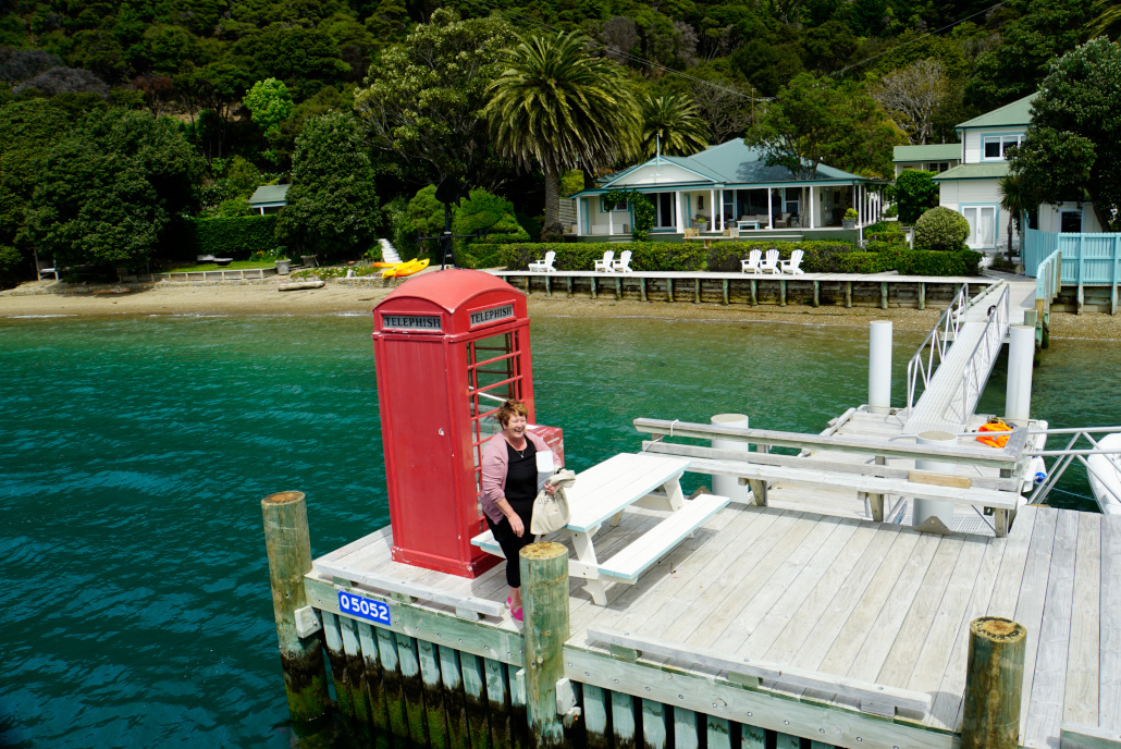 Frau bekommt Post in den Marlborough Sounds