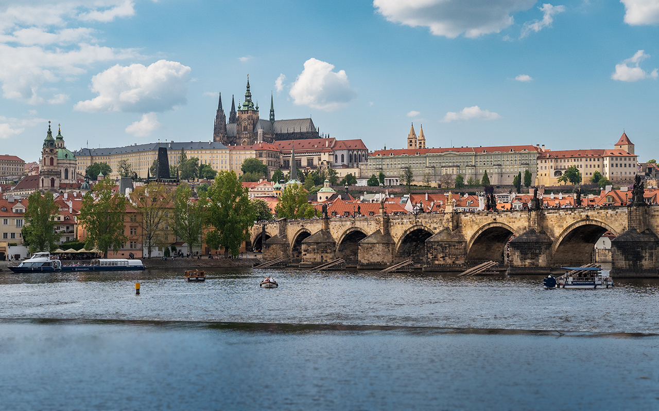Sämtliche Prag Sehenswürdigkeiten im Blick vom Ufer der Moldau an der Prager Altstadt