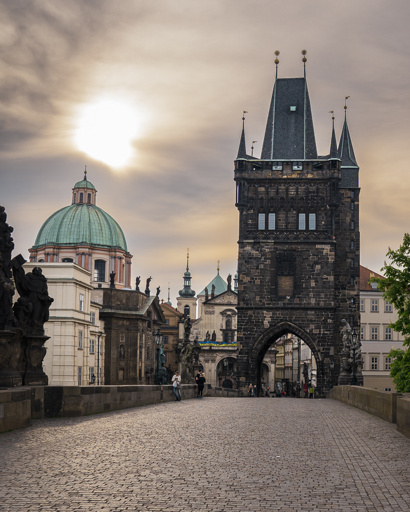 Karlsbrücke in Prag am frühen Morgen