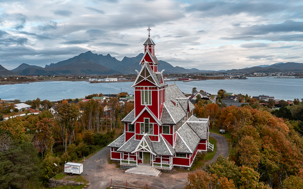 Buksnes-Kirche im Dorf Gravdal auf dem Weg nach Ballstad