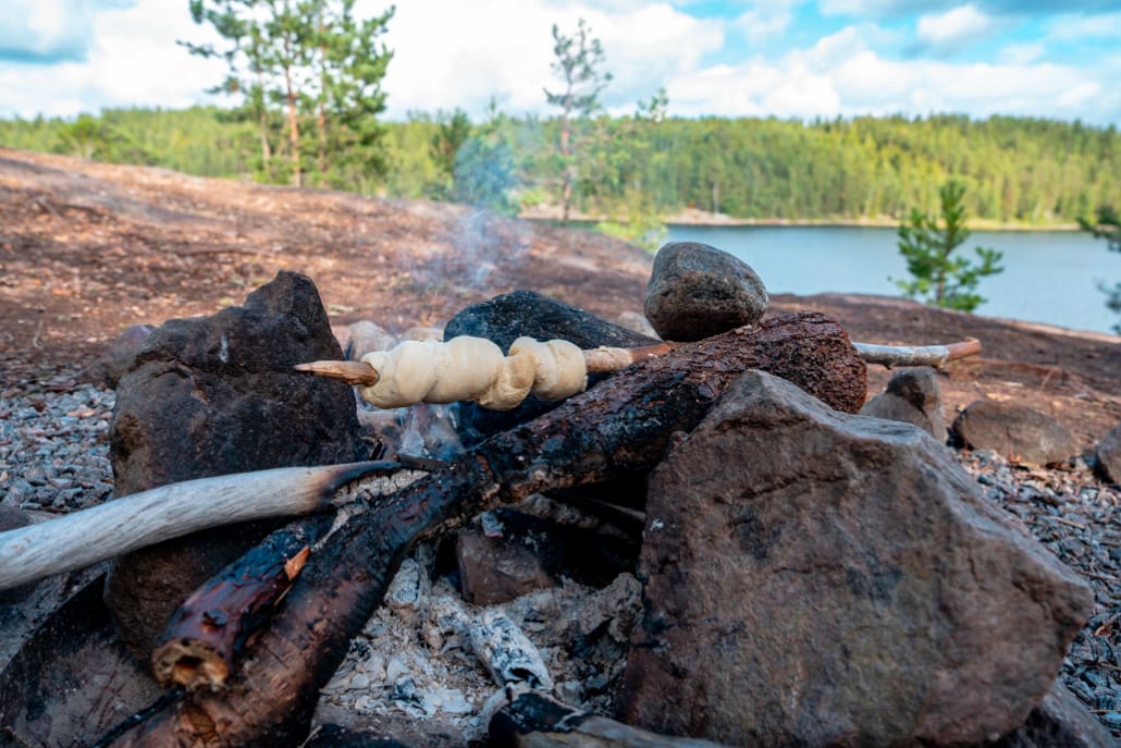 Kanutour Schweden Verpflegung: Adventure Food und frische Zutaten für Stockbrot und Porridge