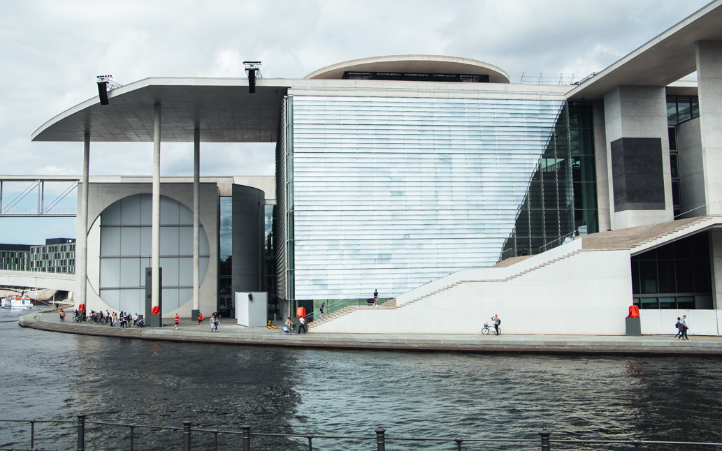 Das als Waschmaschine Berlins bekannte Bundeskanzleramt. Hier empfängt Olaf Scholz Staatsgäste.