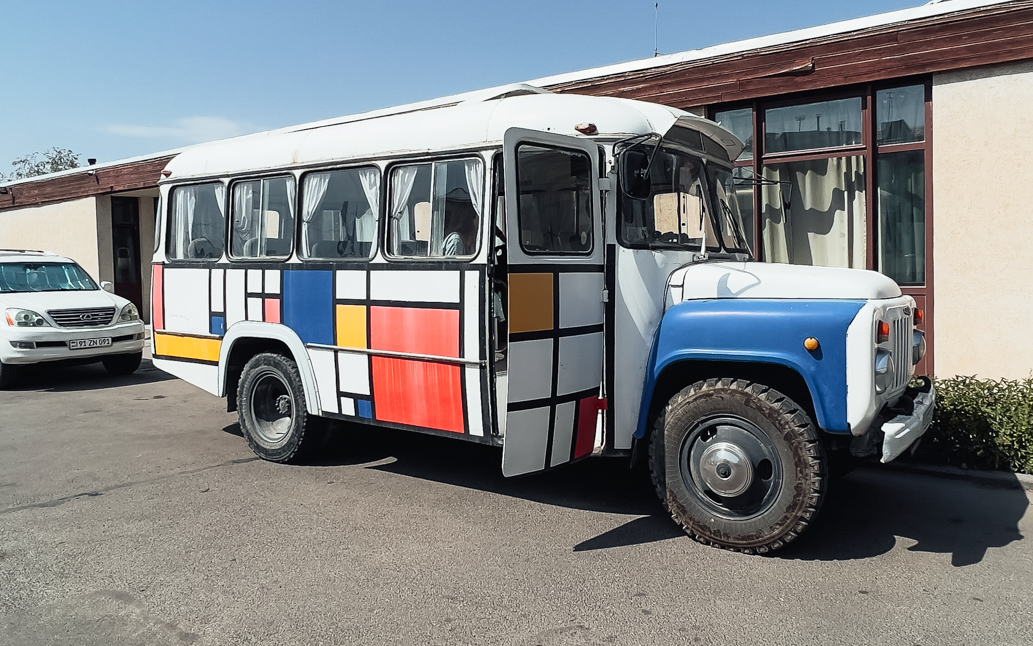 Tour mit dem Mondrian Bus in Gyumri
